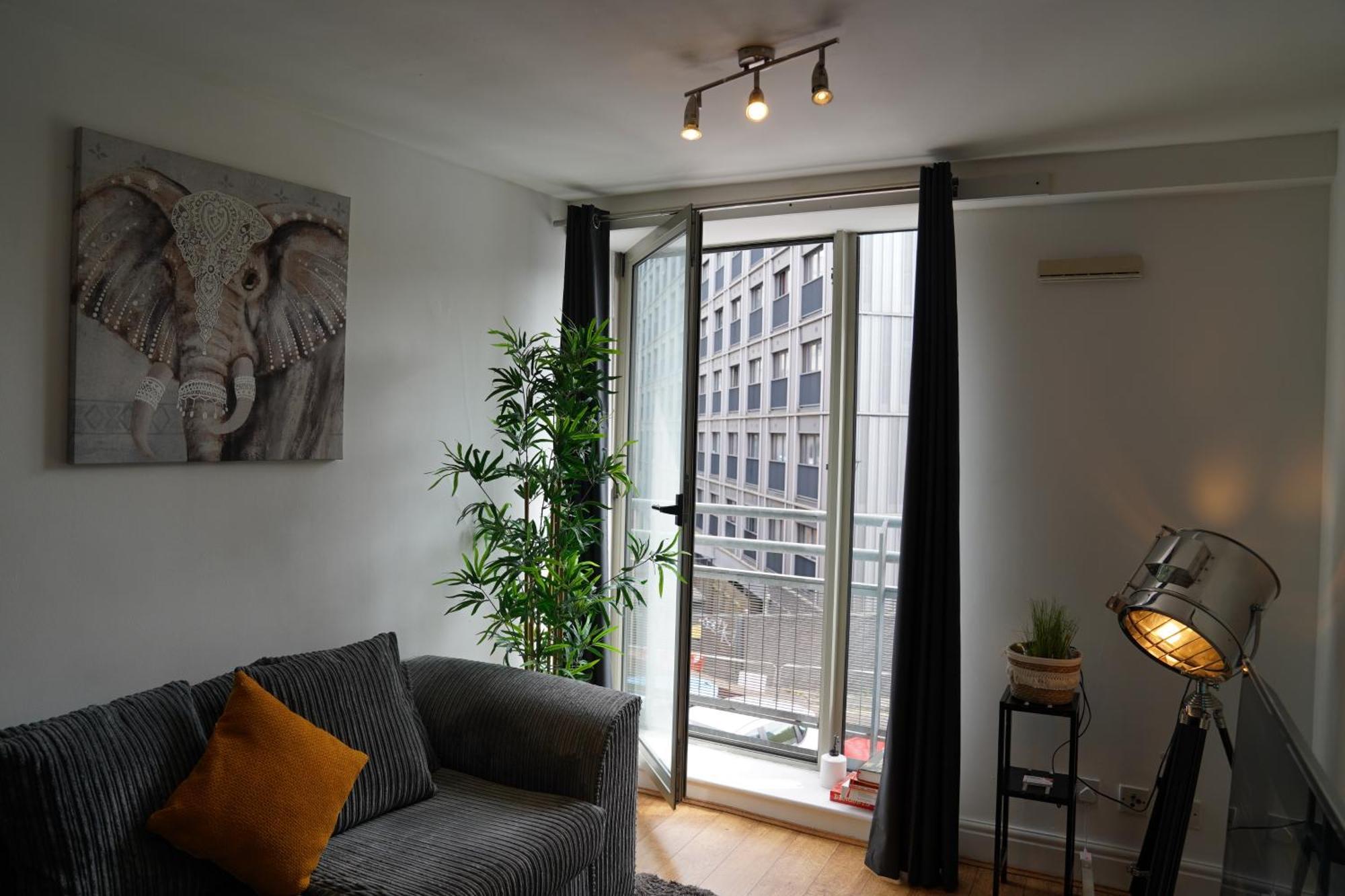Cozy 1 Bed Flat, Bham Centre, Free Parking Sleeps 2 Apartment *